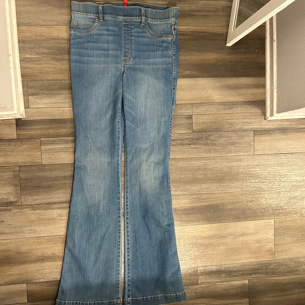 Low rise flare jeans with zipper detail.